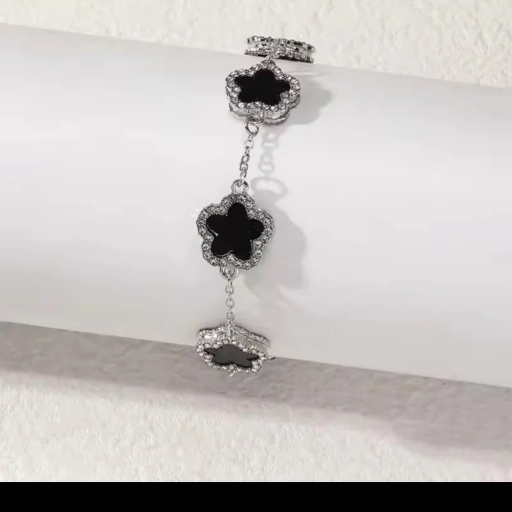 Elegant Black and Silver clover Bracelet